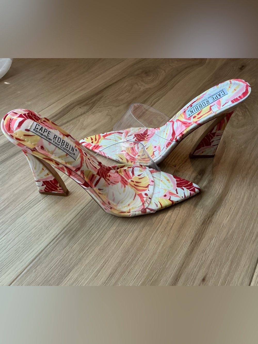 BRAND NEW Women's Pink Patterned Block Heel Sandals Cape Robbin size 9